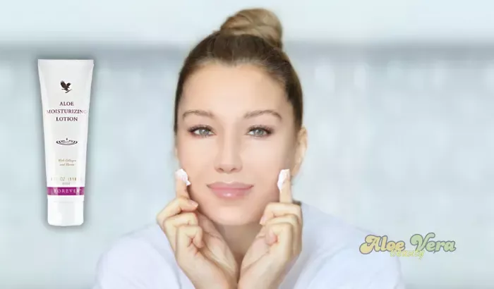 Aloe Moisturizing Lotion utilisée comme soin apaisant pour les peaux sensibles, montrant ses effets hydratants et calmants.