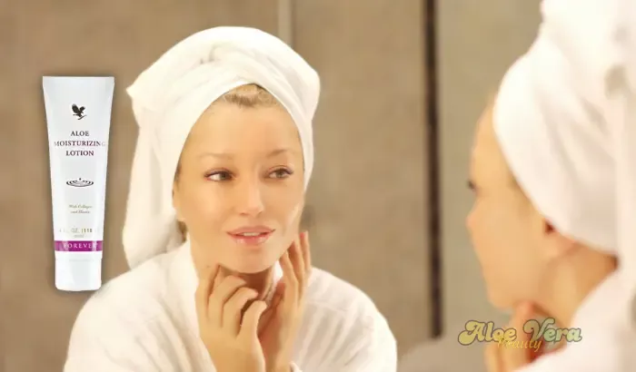 Illustration des différences entre l’Aloe Moisturizing Lotion et les soins anti-âge classiques, mettant en valeur son efficacité naturelle pour une peau plus jeune et hydratée