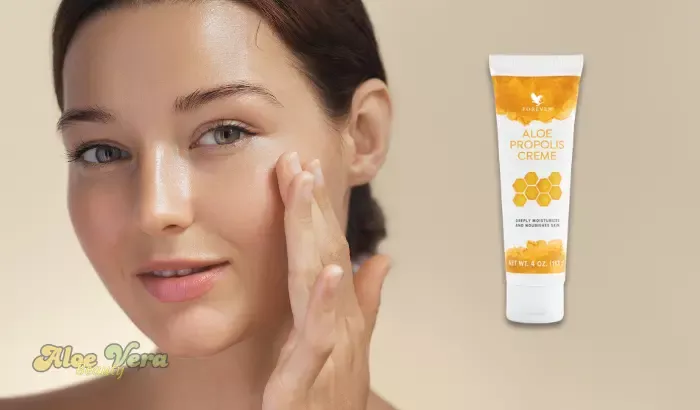Application de l’Aloe Propolis Crème pour réduire les imperfections et apaiser la peau naturellement.