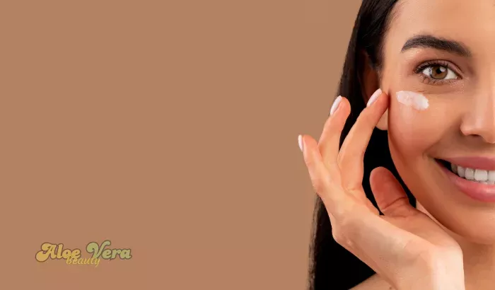 Application d’Awakening Eye Cream pour lisser les rides et atténuer les ridules du contour des yeux