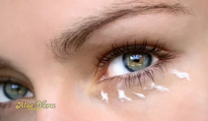 Application d’Awakening Eye Cream par tapotements pour réduire les cernes et lifter naturellement le regard