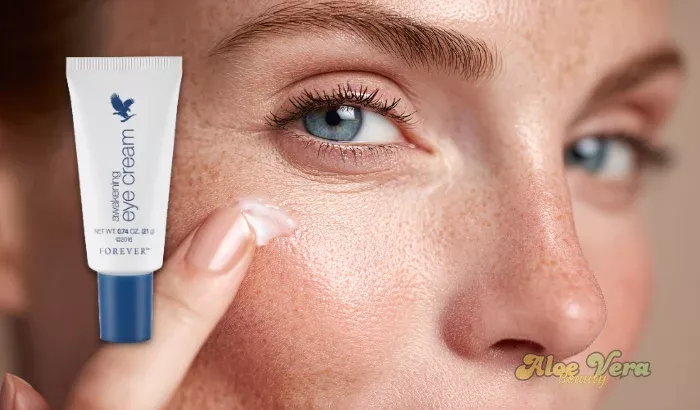 Avant et après l’utilisation d’Awakening Eye Cream pour effacer les cernes et raviver le regard naturellement