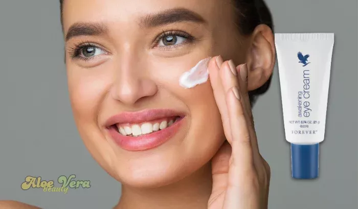 Application d’Awakening Eye Cream pour réduire les cernes et illuminer le contour des yeux de manière naturelle