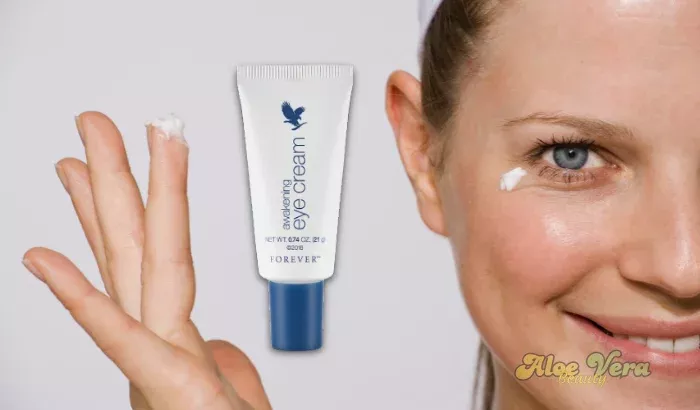 Résultat avant et après l’utilisation d’Awakening Eye Cream comme solution anti-poches pour un regard lumineux