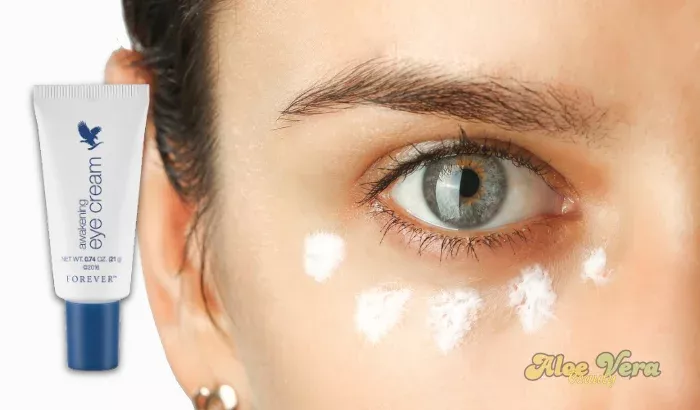 Application d’Awakening Eye Cream pour réduire les poches et illuminer naturellement le contour des yeux